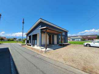 【外観】 | 甲府市下今井町　令和2年築中古戸建 南東角地 カバードポーチ・ウッドデッキ