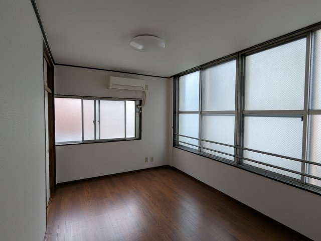 コーエイビルの居間・リビング