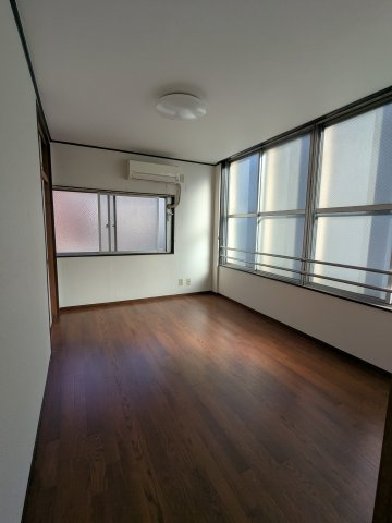 コーエイビルの居間・リビング