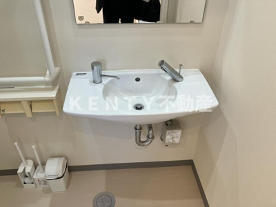 【洗面所】 | 済生診療所ビル | スペースが確保できる洗面所です