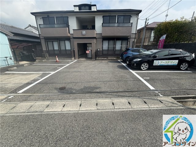 サンビレッジ吉川E棟の駐車場