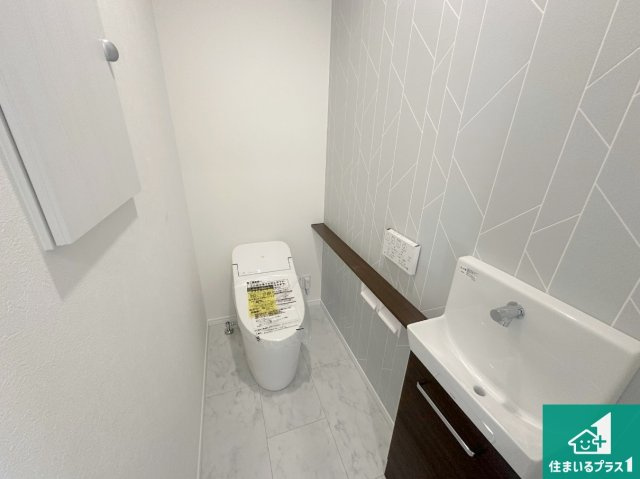 三田市つつじが丘南　新築一戸建てのトイレ|1・2階の2ヶ所にあるので、朝の忙しい時間の順番待ちもなく、深夜の利用にも大変便利です。