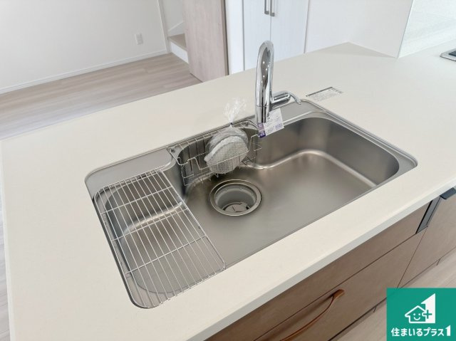 三田市つつじが丘南　新築一戸建ての設備|蛇口の先端に浄水器を内蔵しています！原水と浄水、お湯と冷水、シャワーの切替えがワンタッチなので用途によって使い分けられます。