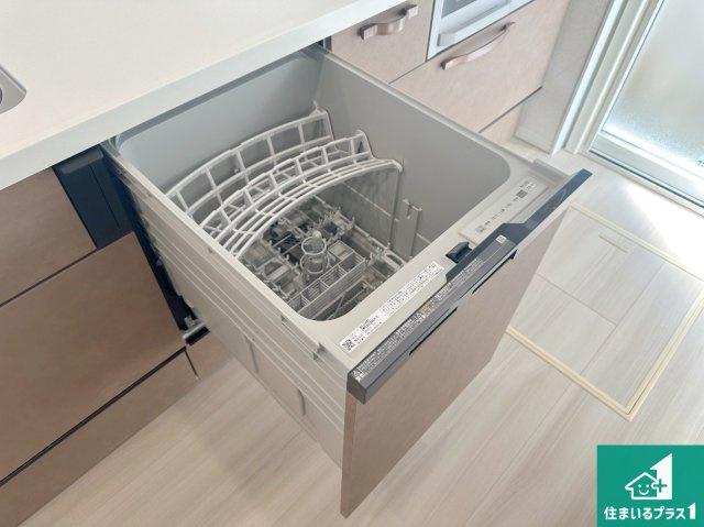三田市つつじが丘南　新築一戸建ての設備|食事後の一仕事、食器洗いをボタン一つでお任せできちゃいます！場所を取らないビルトイン式なので、お料理スペースもしっかり確保！
