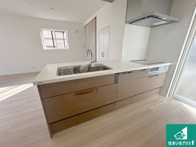 三田市つつじが丘南　新築一戸建てのキッチン|明るいリビングで朝の目覚めもスッキリできそう！対面キッチンでご家族のコミュニケーションも自然と増える設計！小さなお子様が遊ぶスペースを作っても広々とくつろげるLDK！