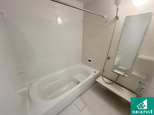 三田市つつじが丘南　新築一戸建ての浴室|足をゆったり伸ばして寛げる浴槽です。窓が設けられていますので差し込む光が明るく穏やかな雰囲気にしてくれます♪浴室乾燥機も設置しているので、雨の日の洗濯物も安心です♪