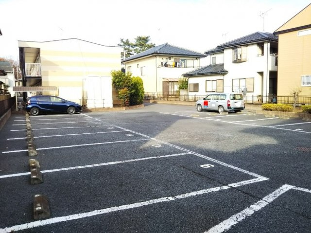 レオパレスVillaOliveの駐車場