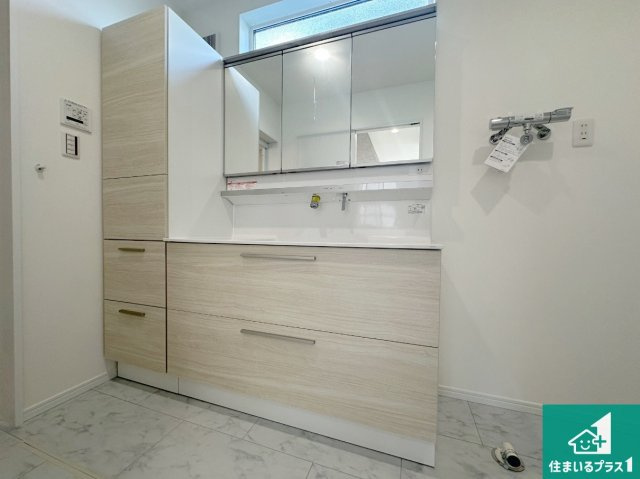 三田市つつじが丘南　新築一戸建ての独立洗面台|清潔感のある洗面台です。フラットな鏡は掃除がしやすく毎日清潔！鏡裏には収納があるのでスッキリとした洗面台が保てます。