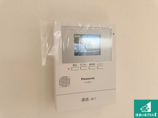 三田市つつじが丘南　新築一戸建ての防犯設備|カラーモニターインターホン！声だけでなく来訪者の姿や顔がモニターで確認できるので、小さなお子様がいらっしゃるご家庭でも安心できます！