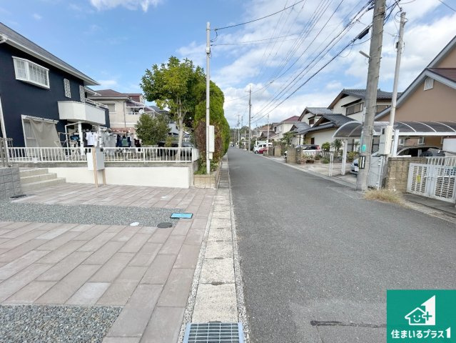 三田市つつじが丘南　新築一戸建ての前面道路含む現地写真|周辺は閑静な住宅街！前面道路広々で車の出し入れも便利です。駐車が苦手な方でも安心して車庫入れできます！