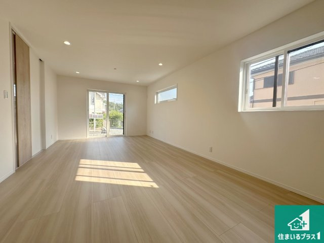 三田市つつじが丘南　新築一戸建ての居間・リビング|日当たり良好の明るいリビングで朝の目覚めもスッキリできそう！対面キッチンでご家族のコミュニケーションも自然と増える設計！小さなお子様が遊ぶスペースを作っても広々とくつろげるLDK！