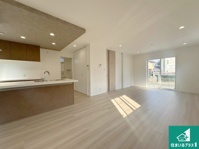 三田市つつじが丘南　新築一戸建ての居間・リビング|日当たり良好の明るいリビングで朝の目覚めもスッキリできそう！対面キッチンでご家族のコミュニケーションも自然と増える設計！小さなお子様が遊ぶスペースを作っても広々とくつろげるLDK！