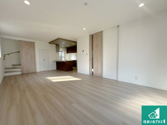 三田市つつじが丘南　新築一戸建ての居間・リビング|シンプルなリビングは、観葉植物等のインテリアを楽しめますね！パパ好みにも、ママ好みにも家具次第で雰囲気を変えることができます！