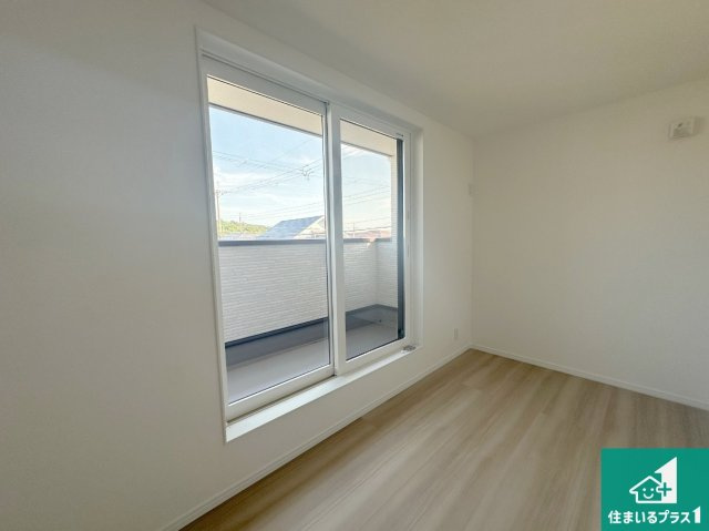 三田市つつじが丘南　新築一戸建ての洋室|寝室は心地よい眠りについてもらいたくて、シンプルかつ開放的な空間な設計にしています！大きな窓から差し込む日が心地いいです♪