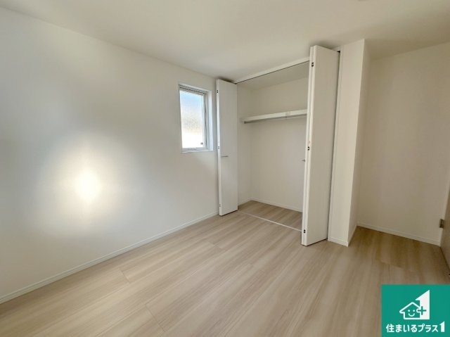 三田市つつじが丘南　新築一戸建ての洋室|収納スペースが充実しているので子供の成長に合わせてたくさん収納ができます！家族構成に合わせた様々な活用ができる収納！