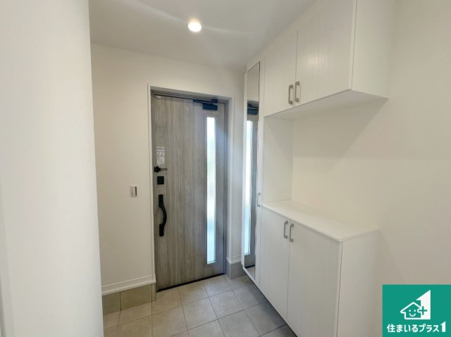 三田市つつじが丘南　新築一戸建ての玄関|シューズボックスにはたくさんの靴が収納できるので玄関周りはいつもスッキリ！ご家族が増えても安心！