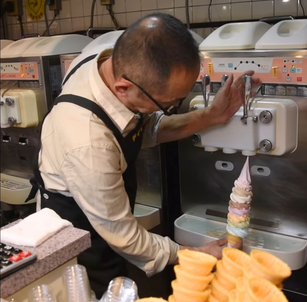 HOMEDAYS中野(ホームデイズ中野)の周辺|ブロードウェイ内。大きなソフトクリーム、”デイリーチコ”。