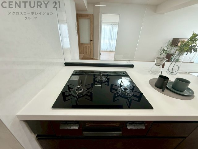 多数の調理器具を同時に使用でき、料理の効率化が可能。省エネで節約になり、様々な料理スタイルに適応できます。また、火力調整が独立しており、手入れや掃除もしやすく、今よりもっとお料理が楽しくなるかも。