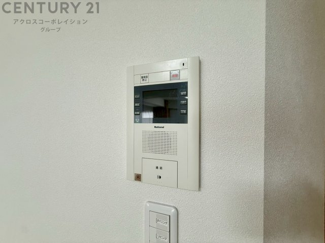訪問者が来たときにテレビ画面で確認できるため、安心してドアを開けられます。録画機能があるものもあり、留守中に来訪者を記録しておくことができます。利便性が高く、セキュリティ面でも安心です。