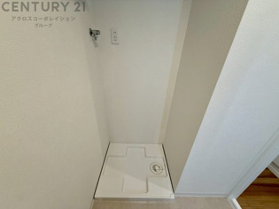 洗濯物の仕分け作業がしやすく、整理整頓が容易になります。洗濯音や湿気を他の部屋に持ち込まず、生活環境を快適に保ちます。上部を活用すれば収納スペースを確保でき洗剤や洗濯用品の整理もしやすくなります。