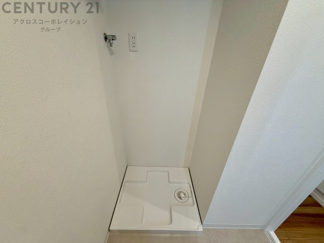 洗濯物の仕分け作業がしやすく、整理整頓が容易になります。洗濯音や湿気を他の部屋に持ち込まず、生活環境を快適に保ちます。上部を活用すれば収納スペースを確保でき洗剤や洗濯用品の整理もしやすくなります。