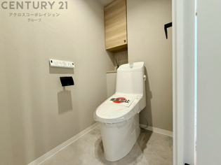 温水洗浄便座付トイレは温水洗浄機能により、暖かい水でおしりを洗浄することができ、冷たい水を使う従来の便座に比べ、温水洗浄機能で暖かいトイレを提供し、快適な使用を可能にします。