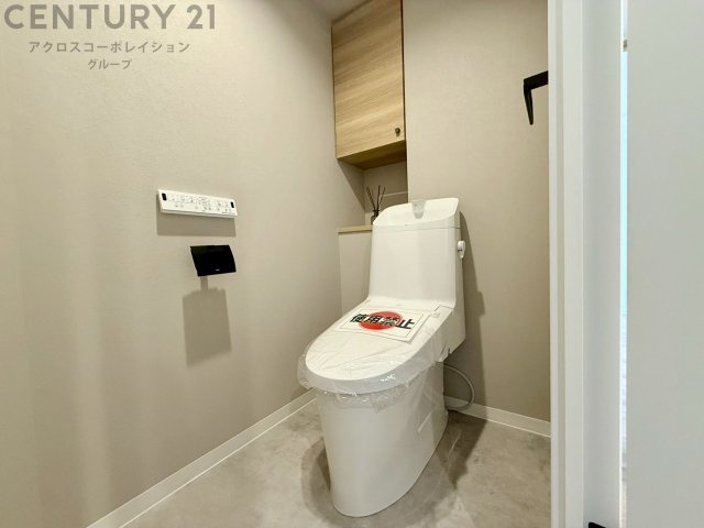温水洗浄便座付トイレは温水洗浄機能により、暖かい水でおしりを洗浄することができ、冷たい水を使う従来の便座に比べ、温水洗浄機能で暖かいトイレを提供し、快適な使用を可能にします。