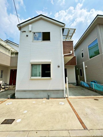 交野市私部7丁目の外観|2019年5月建築と築浅物件です！
駐車2台可能スペースあり！
