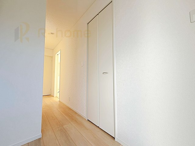 土浦市霞ケ岡町第3　新築戸建て　1号棟の収納|掃除機などの収納に便利なホール収納！