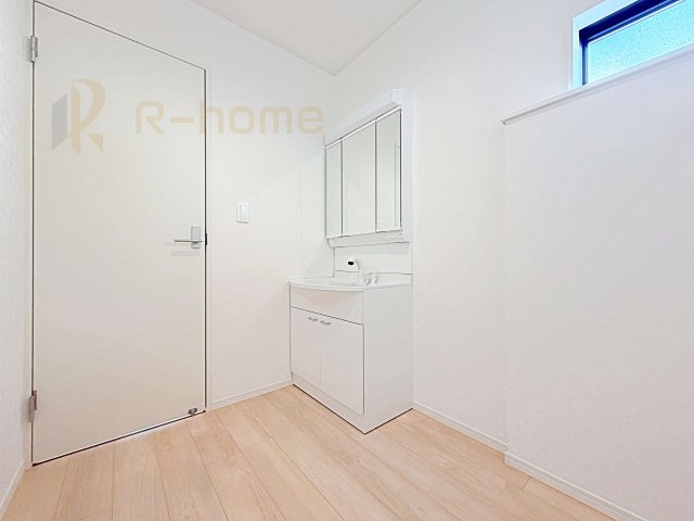 土浦市霞ケ岡町第3　新築戸建て　1号棟の洗面所|清潔感溢れる洗面台は嬉しい三面鏡付き。洗剤や歯ブラシなどもすっきり収納できます♪