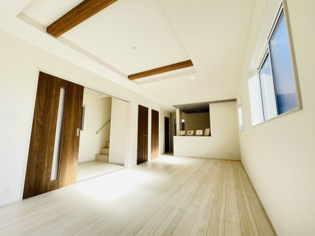 岡崎市美合町北屋敷　新築分譲住宅　全3棟　3号棟の居間・リビング|折り上げ天井で広々とした開放感あるリビング♪