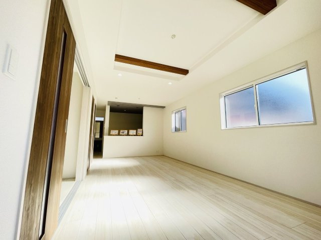 岡崎市美合町北屋敷　新築分譲住宅　全3棟　3号棟の居間・リビング|どこにいても家族の顔が見える、明るく開放的なLDK。