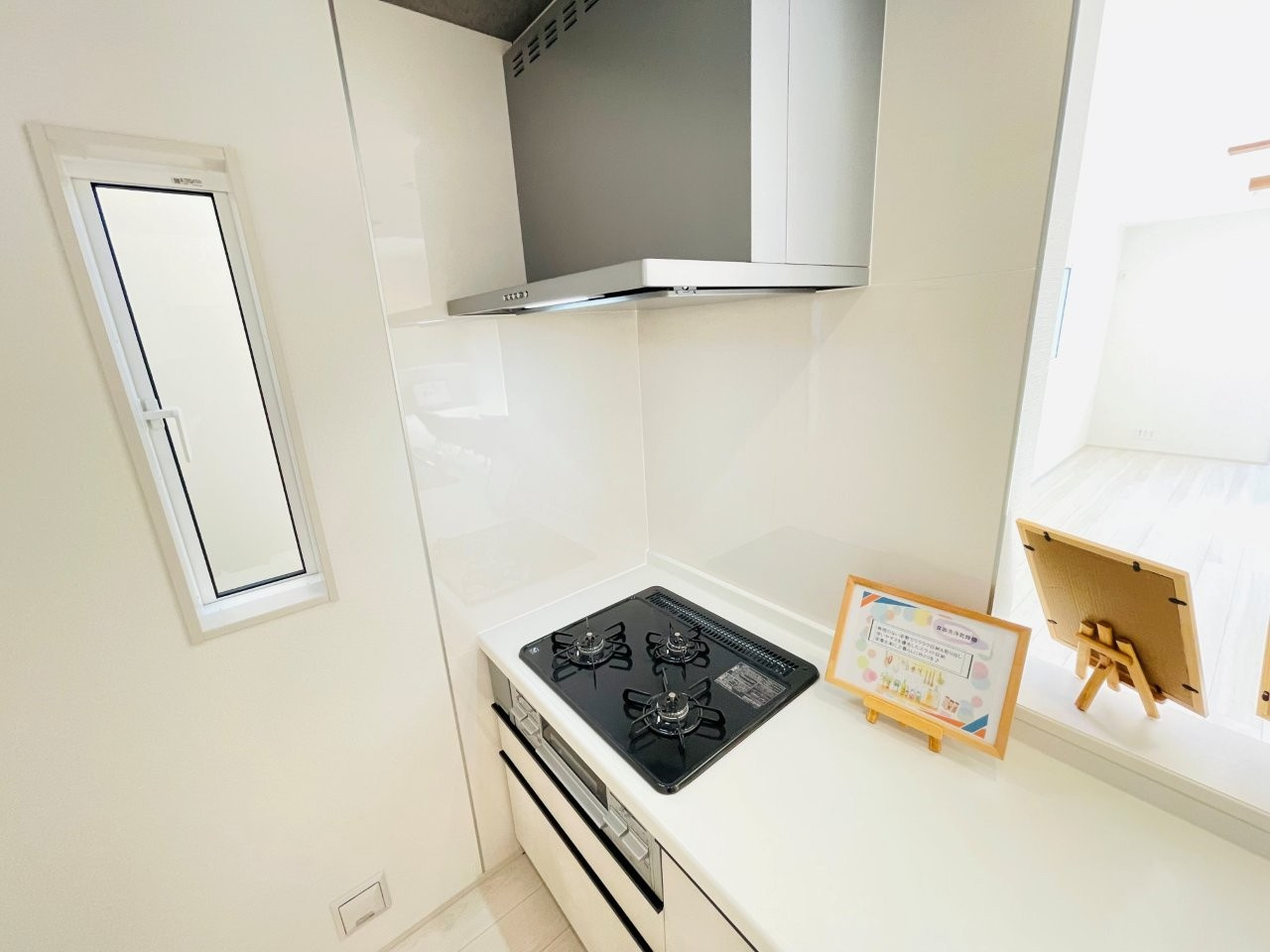 岡崎市美合町北屋敷　新築分譲住宅　全3棟　3号棟のキッチン|便利な3口コンロ。