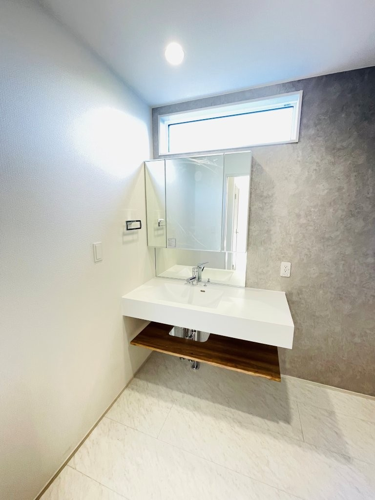 岡崎市美合町北屋敷　新築分譲住宅　全3棟　3号棟の独立洗面台|三面鏡仕様の洗面台！鏡の裏は収納になっています♪