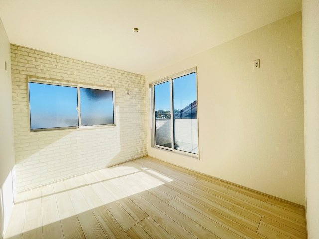 岡崎市美合町北屋敷　新築分譲住宅　全3棟　3号棟の洋室|大きな窓からたっぷりと陽光が注がれる明るい空間です。