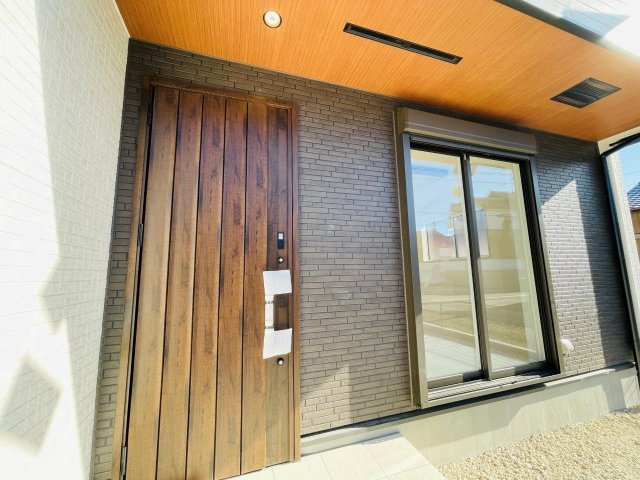 岡崎市美合町北屋敷　新築分譲住宅　全3棟　3号棟の玄関|玄関ポーチがあるので、雨の日でも濡れることがなくドアの開け閉めができます。