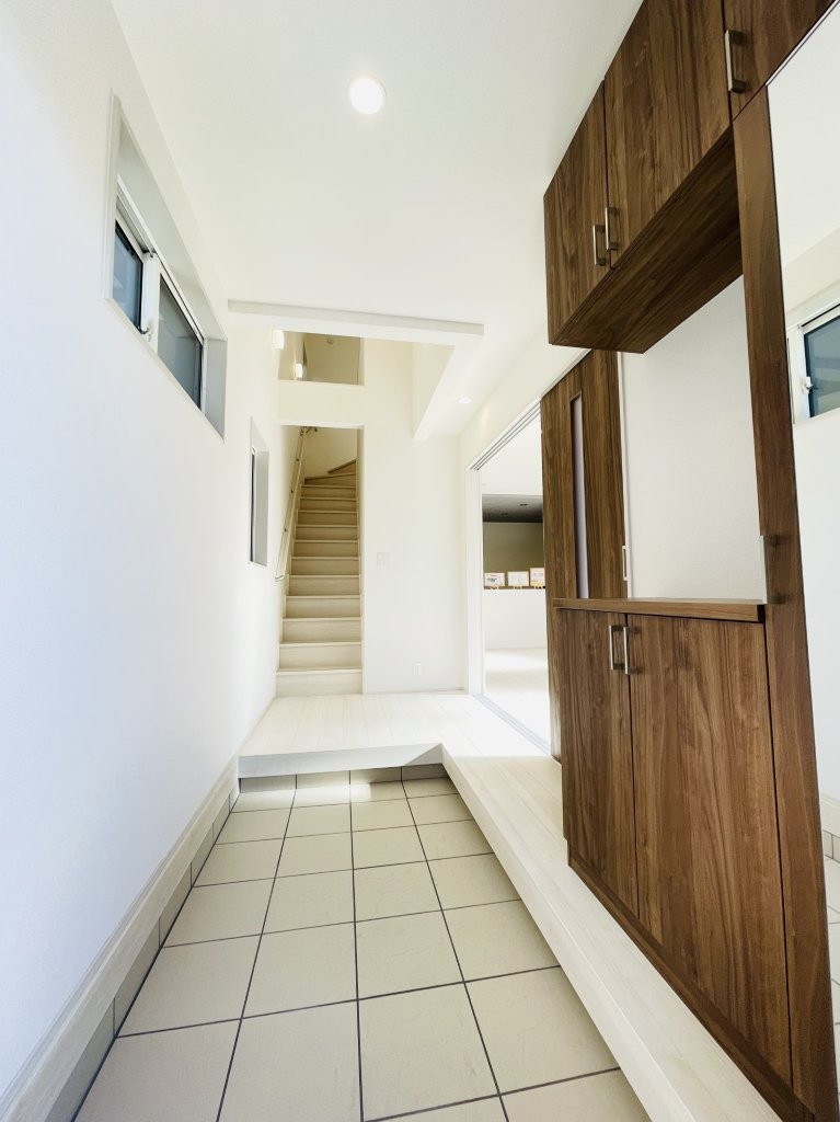 岡崎市美合町北屋敷　新築分譲住宅　全3棟　3号棟の玄関|大容量のシューズボックス付きで玄関が靴で散らかりません。