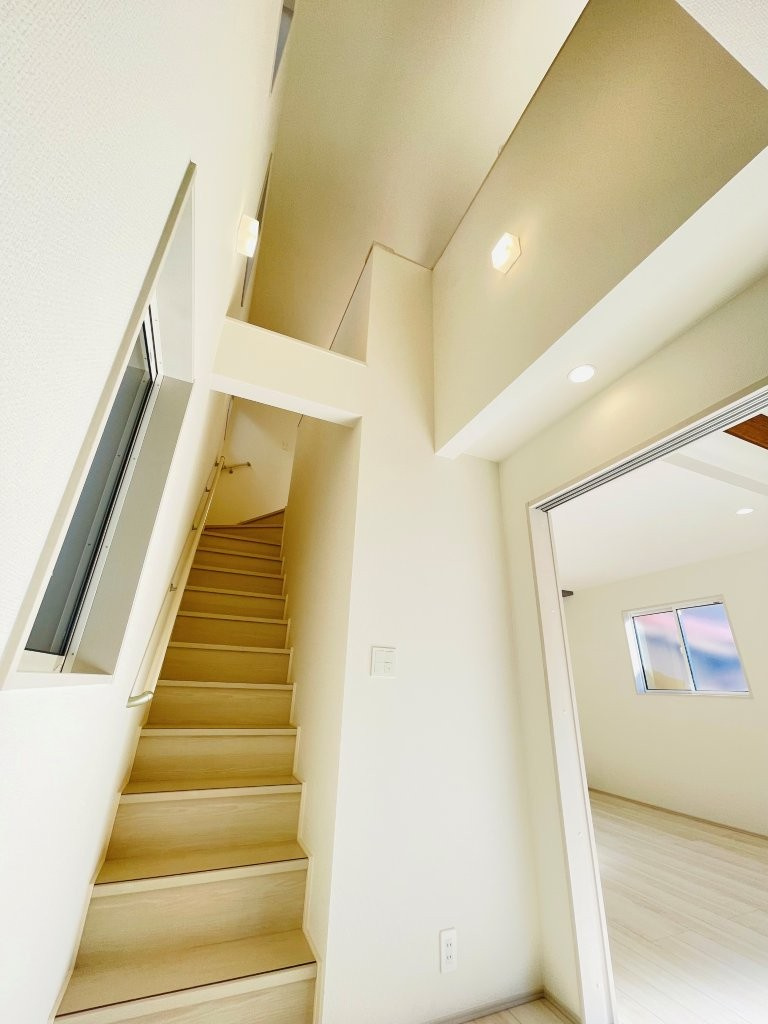 岡崎市美合町北屋敷　新築分譲住宅　全3棟　3号棟の玄関|玄関は明るく開放的な吹き抜けになっています♪