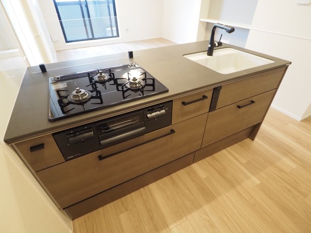 【キッチン】 | オカバ世田谷深沢ヘーベルメゾン | ３口ガスコンロ搭載、ガラス板採用！シースルーで開放的なキッチン！