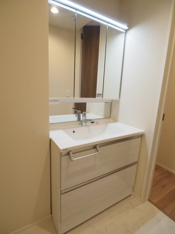 【独立洗面台】 | オカバ世田谷深沢ヘーベルメゾン | 三面鏡タイプで何かと重宝する独立洗面台