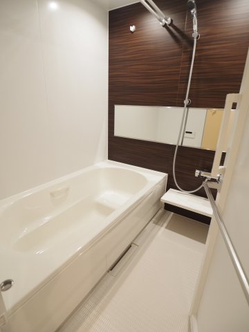 【浴室】 | オカバ世田谷深沢ヘーベルメゾン | ゆったりと脚を伸ばしてくつろげるバスルーム