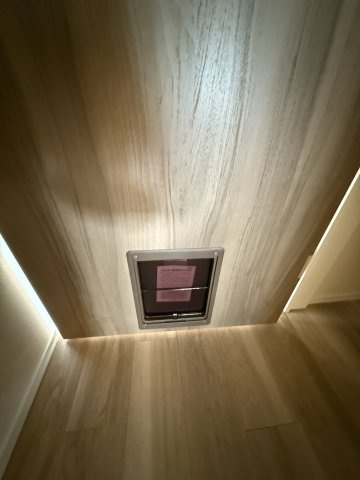 【内装】 | オカバ世田谷深沢ヘーベルメゾン | 小窓が興味をそそります（by猫）