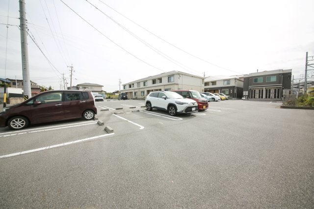 ロイヤルハイツ四方田Ｃの駐車場