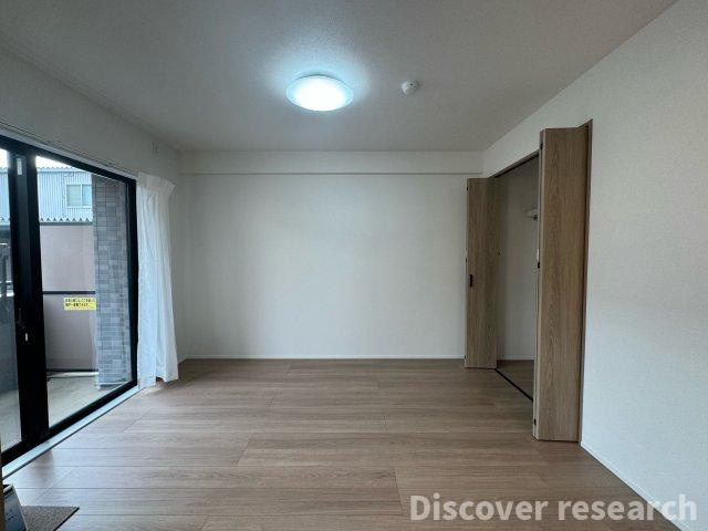 レーベンハイム東伏見Ⅰのその他|【洋室（6.0帖）】
バルコニーに面した明るい洋室。収納スペースも充実しており、レイアウトしやすいシンプルな空間です。