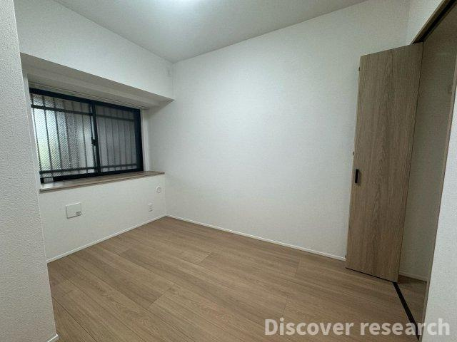 レーベンハイム東伏見Ⅰの洋室|【洋室（4.5帖）】
シンプルで使い勝手の良い洋室。窓から光が入り、ワークスペースや子供部屋など多用途に利用できます。