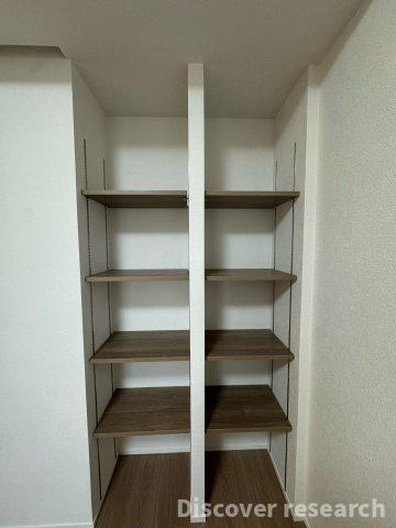 レーベンハイム東伏見Ⅰの収納|【収納】
可動式の棚が並ぶ収納スペース。書籍や日用品、小物も整理しやすく、用途に合わせて自由に使えます。