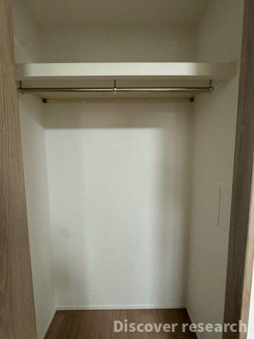 レーベンハイム東伏見Ⅰの収納|【クローゼット】
上部棚とハンガーパイプ付きのクローゼット。衣類や荷物をしっかり整理できる便利な収納スペースです。