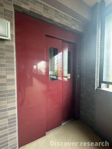 レーベンハイム東伏見Ⅰのその他共用部分|【エレベーター】
個性的な赤色のエレベーター。スタイリッシュなデザインで、毎日の移動を鮮やかに彩ります。