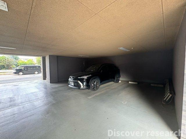 レーベンハイム東伏見Ⅰの駐車場|【駐車場】
屋根付きの安心駐車場。月額10,000～14,000円で、愛車を天候からしっかり守ります。