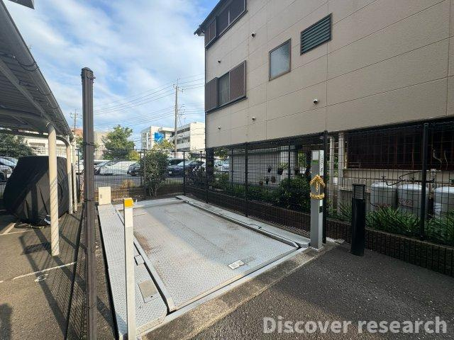 レーベンハイム東伏見Ⅰの駐車場|【駐車場】
平置きタイプの駐車場。月額10,000～14,000円で出し入れもラクラク、安心してご利用いただけます。